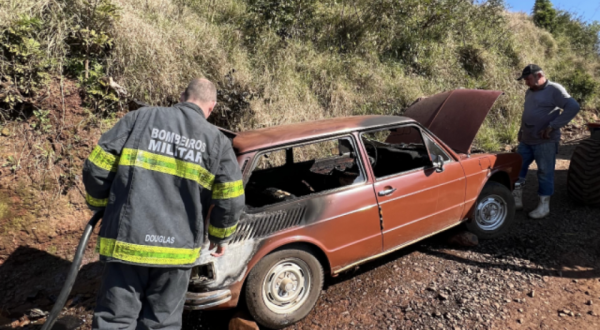 Brasília pega fogo no interior de Saudades e incêndio é controlado por populares