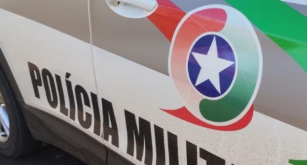 PM esclarece que jovem usando máscara próximo a escolas em Maravilha possui problema de pele