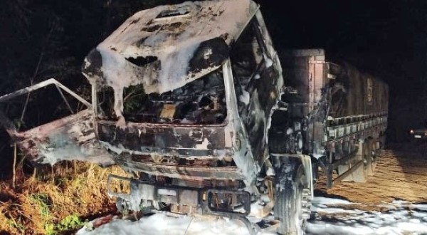 Incêndio destrói cabine de caminhão carregado com soja no interior de Iraceminha