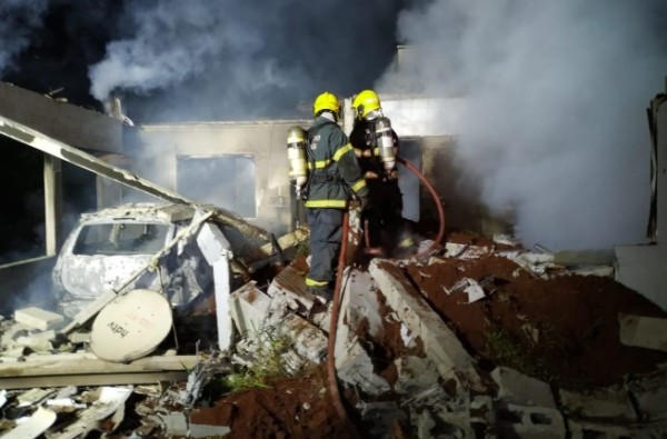 Carro e parte de residência são atingidos por incêndio