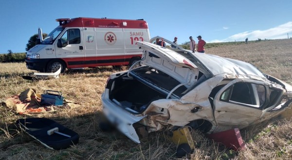Após capotamento três homens ficam feridos na BR 280