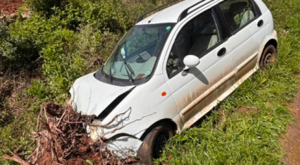 Motorista sofre crise de epilepsia e sai da pista