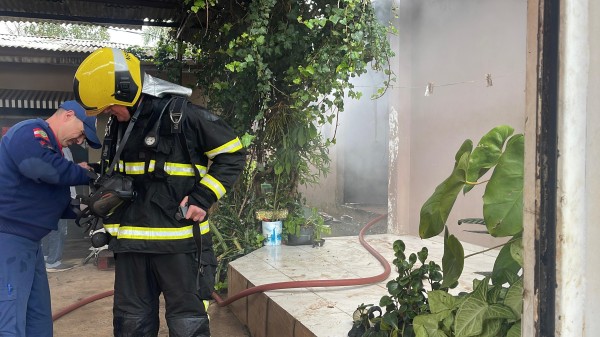 Parte de residência fica destruída após incêndio