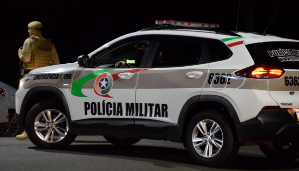 Homem agride irmão e ameaça mãe