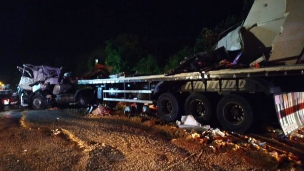 Dois motoristas morrem em colisão entre duas carretas na BR-163