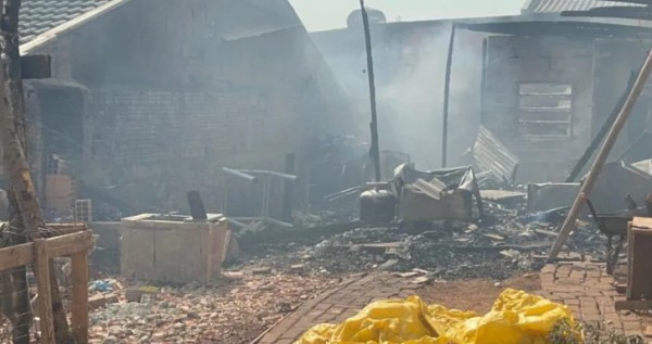 Criança de 2 anos morre carbonizada em incêndio de residência