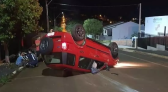 Veículo capota após colidir em HB20 estacionado em via publica