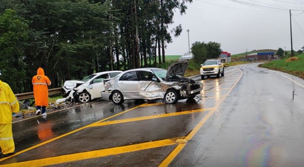 Colisão entre carros deixa feridos no Oeste de Santa Catarina
