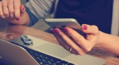 Pesquisas confirmam que telefones escutam suas conversas