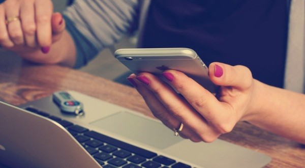 Pesquisas confirmam que telefones escutam suas conversas