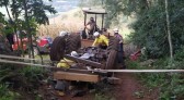 Trabalhador fica mais de 1h embaixo de trator tombado em cidade