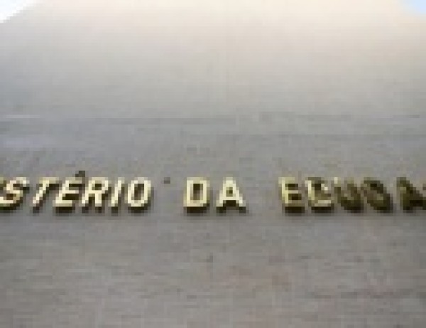 Governo bloqueia R$ 1,7 bilhão do Ministério da Educação