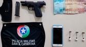 Jovem é preso com arma e drogas