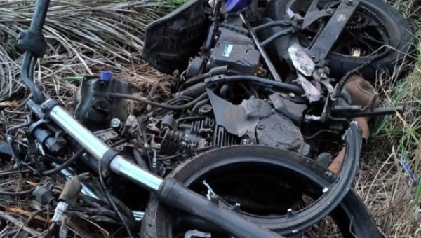 Jovem de 25 anos morre após colisão entre motocicleta e caminhão