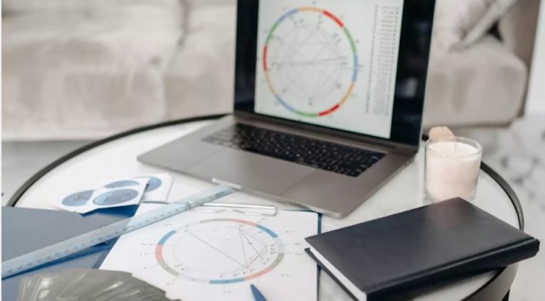 Trabalho e dinheiro em julho: o que os astros reservam para cada signo