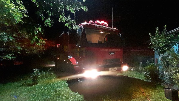 Casa fica destruída em incêndio na Linha Sete de Setembro