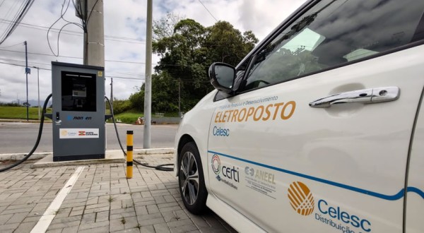 Eletropostos já funcionam em 28 municípios de Santa Catarina, informa Celesc