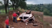 Idosos de 61 e 64 anos morrem em saída de pista seguindo de choque em árvore
