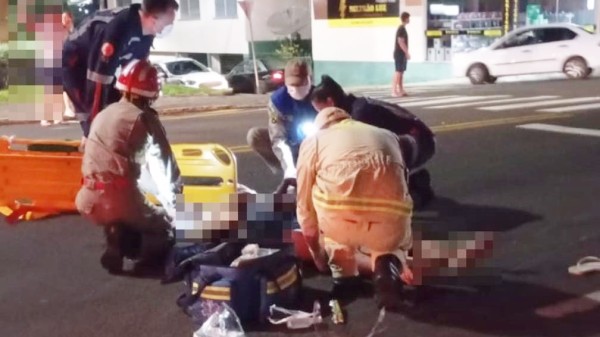 Dois jovens ficam feridos em acidente entre carro e moto registrado no Bairro da Cango