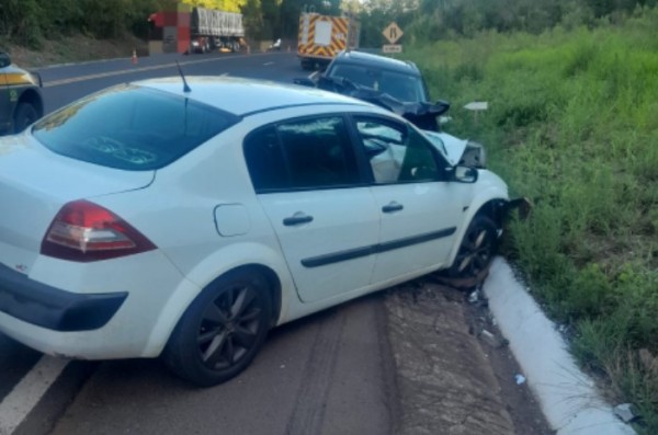 Quatro pessoas vão para o Hospital após colisão entre dois carros na BR-282, no Oeste de SC