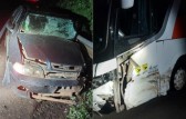 Colisão entre carro e ônibus com 28 passageiros deixa vítima grave