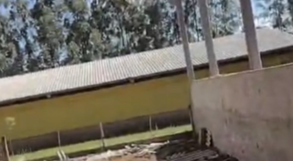 Jovem de 20 anos fica ferido após queda de telhado