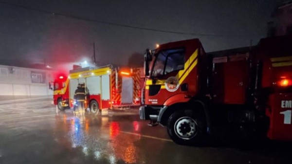 Incêndio atinge pizzaria na Rua Hélio do Anjos Ortiz durante a madrugada