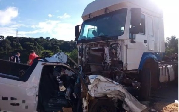 Homem morre em violento acidente entre caminhão e caminhonete na BR-282 em SC