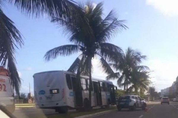 Passageiro assume direção e salva todos em ônibus após motorista passar mal