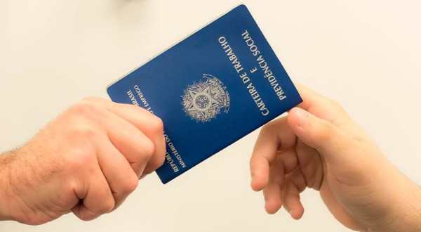 Desemprego fecha 2022 em 9,3% e atinge 10 milhões de pessoas, aponta IBGE