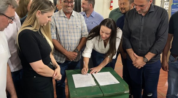 Ordens de serviço no valor de 700 mil garantem arquibancada e calçamento em Sede Marina