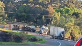 Motorista morre após colisão envolvendo três caminhões