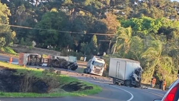 Motorista morre após colisão envolvendo três caminhões