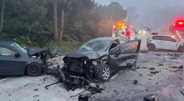 Ultrapassagem proibida causa acidente com cinco veículos em SC