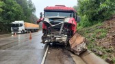 Rocha desprende de barranco e atinge caminhão na BR-163 em Guaraciaba
