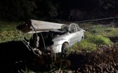 Condutor de automóvel bate em poste e deixa três feridos