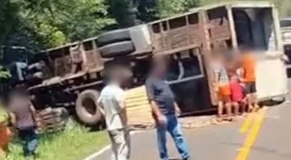 Carga é saqueada após tombamento de carreta na BR-277, no Paraná