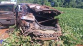 Automóvel fica destruído após capotar na PR-566