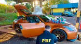 Homem foge após pedir para ir ao banheiro e abandona carro esportivo com carga milionária de celulares e medicamentos