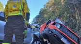 Mulher fica presa às ferragens após acidente com três veículos e é resgatada de helicóptero