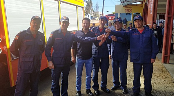 Corpo de Bombeiros realiza cerimonia para entrega oficial de novo caminhão