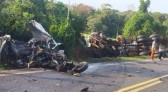 Acidente envolvendo dois carros e caminhão deixa um morto na BR 158
