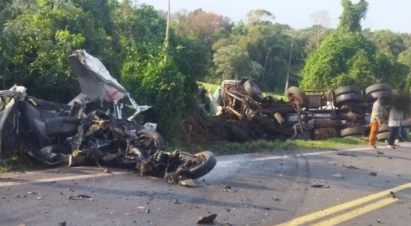 Acidente envolvendo dois carros e caminhão deixa um morto na BR 158