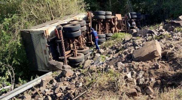 Carreta sai da pista e cai em ribanceira na SC 492