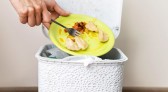 Cobrar por comida que sobra no prato é ilegal, alerta Procon