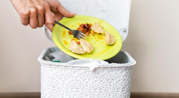 Cobrar por comida que sobra no prato é ilegal, alerta Procon