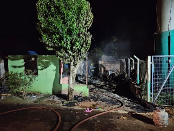 Incêndio destrói residência e atinge casa vizinha