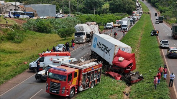 Acidente entre três caminhões deixa uma mulher morta e um homem gravemente ferido