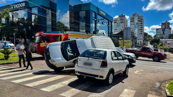 Colisão entre três veículos é registrada no centro
