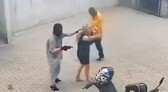 Mulher reage a assalto, troca tiros com criminosos e é ferida de raspão